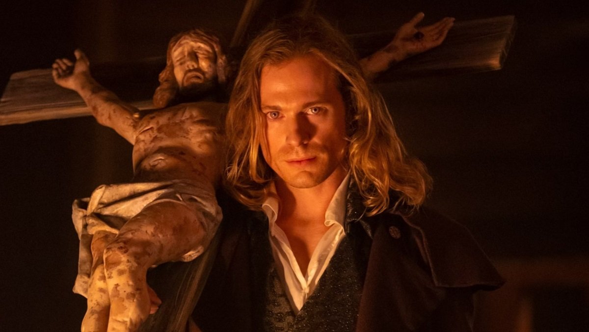 The Vampire Lestat (Sam Reid) holding a crucifix in Interview with the Vampire season two.