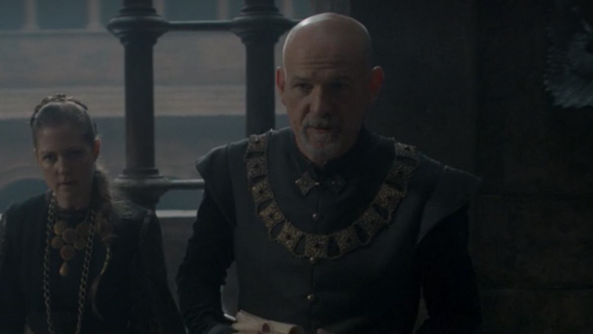 Lord Caswell pays his respects to Rhaenyra, Laenor, and Joffrey on the steps of the Red Keep on House of the Dragon