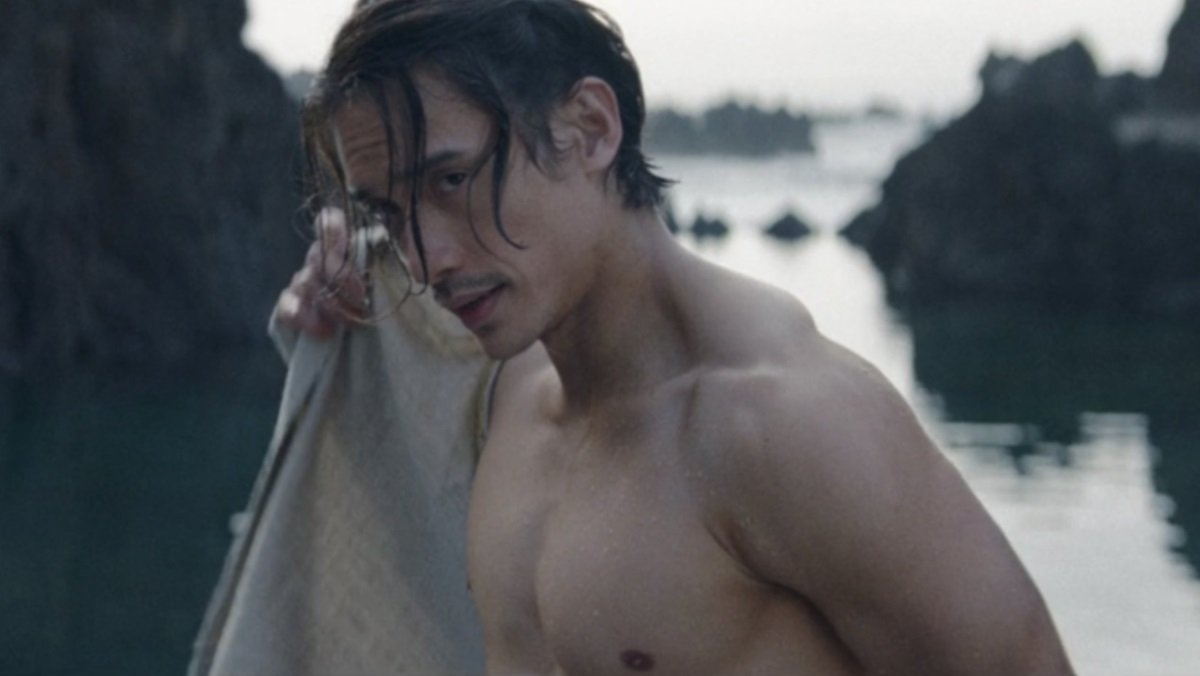 Qimir (Manny Jacinto) shows some skin in The Acolyte.