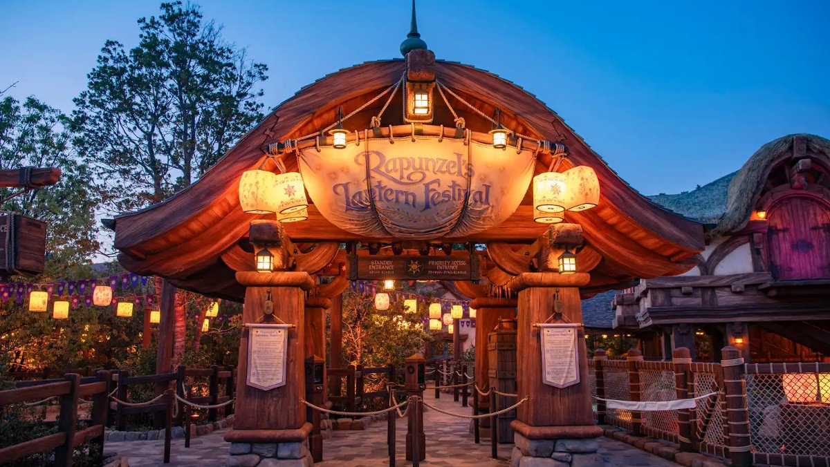 The entry for Tokyo DisneySea's Tangled ride, Rapunzel's Lantern Festival