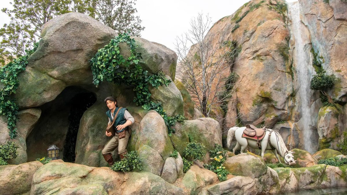 Flynn hiding from Maximus in Tokyo DisneySea's Tangled ride, Rapunzel's Lantern Festival