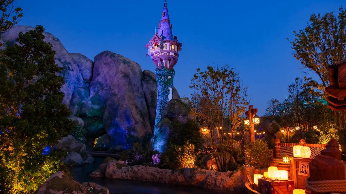 Rapunzel's Tower in Tokyo DisneySea's Tangled ride, Rapunzel's Lantern Festival