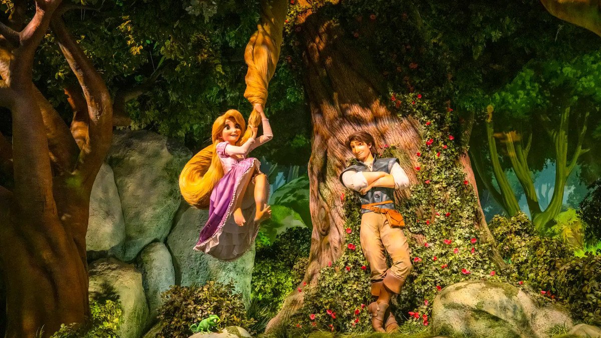 Rapunzel swinging on her hair while Flynn leans on a tree in Tokyo DisneySea's Tangled ride, Rapunzel's Lantern Festival