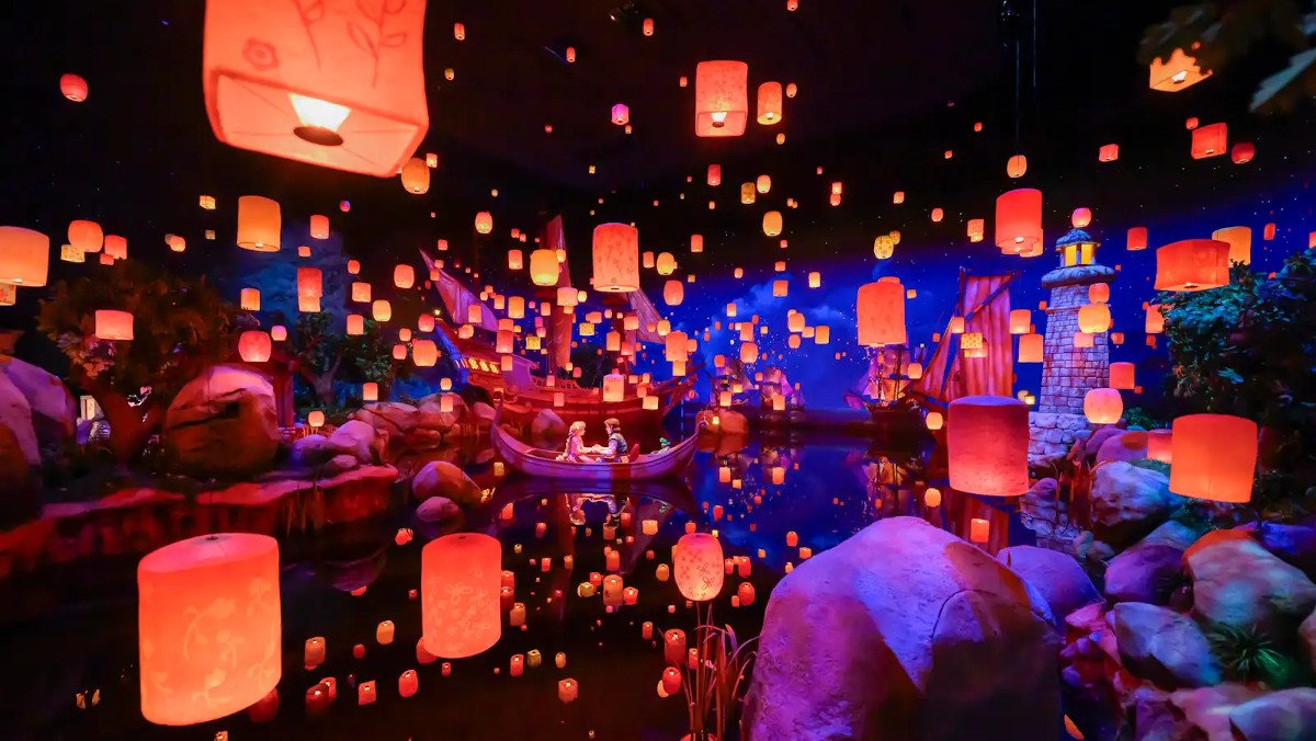 Rapunzel and Flynn on a boat surrounded by lanterns in Tokyo DisneySea's Tangled ride, Rapunzel's Lantern Festival